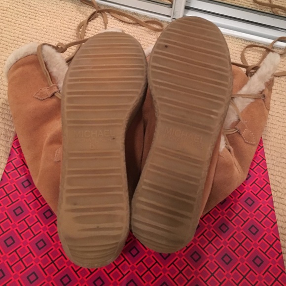 Michael Kors "Beaverton" Sherpa and Suede boots. - Picture 3 of 6